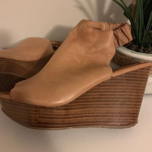 Kenneth Cole Reaction Tan Leather Wedges - Picture 2 of 8